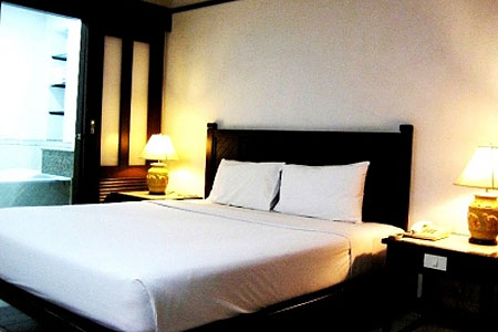 Deluxe with bathtub : Rattana Mansion, Phuket